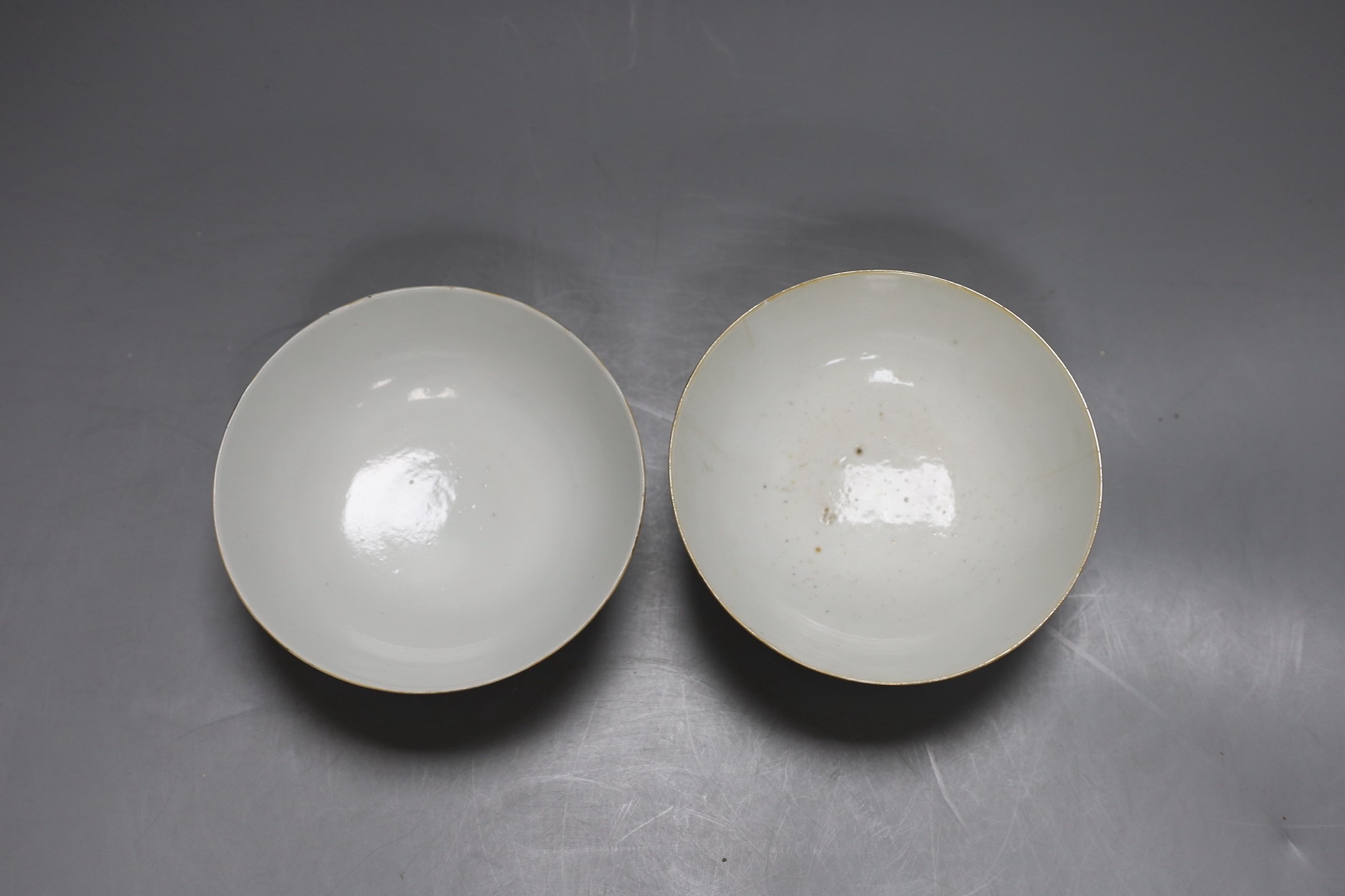 A pair of Chinese famille rose porcelain bowls, Republic period, 12.5cm